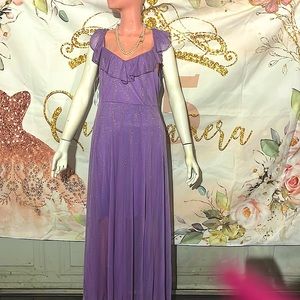 5ft length for reference my mom is 5’2 and it  goes just above her ankles